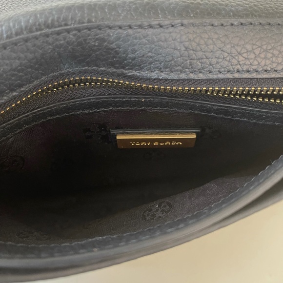 Tory Burch (73507) Britten Large Pebble Leather Crossbody Clutch Handbag Purse - Picture 4 of 10